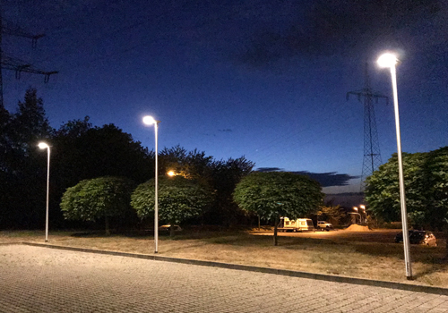 LED Solar Mastleuchten an Parkplatz