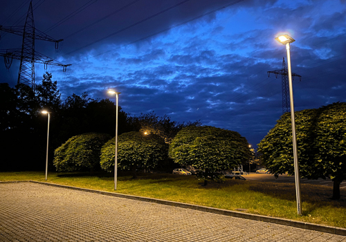LED Solar Mastleuchten an Parkplatz